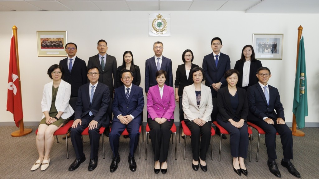 何珮珊（前排中）在香港海關總部大樓與上海海關關長高融昆（前排左三）會面。政府新聞處圖片