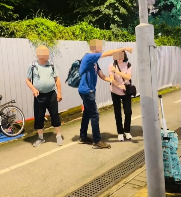 •藍衣高個子向母親說:你唔好過嚟。facebook截圖 •藍衣高個子向母親說:你唔好過嚟。facebook截圖