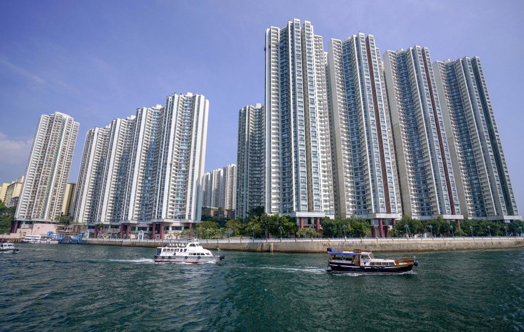 海怡半島接連錄得2宗買賣成交,2座高層E室,面積526方呎,2房間隔,成交價769.6萬元,呎價約14,631元。 海怡半島接連錄得2宗買賣成交,2座高層E室,面積526方呎,2房間隔,成交價769.6萬元,呎價約14,631元。