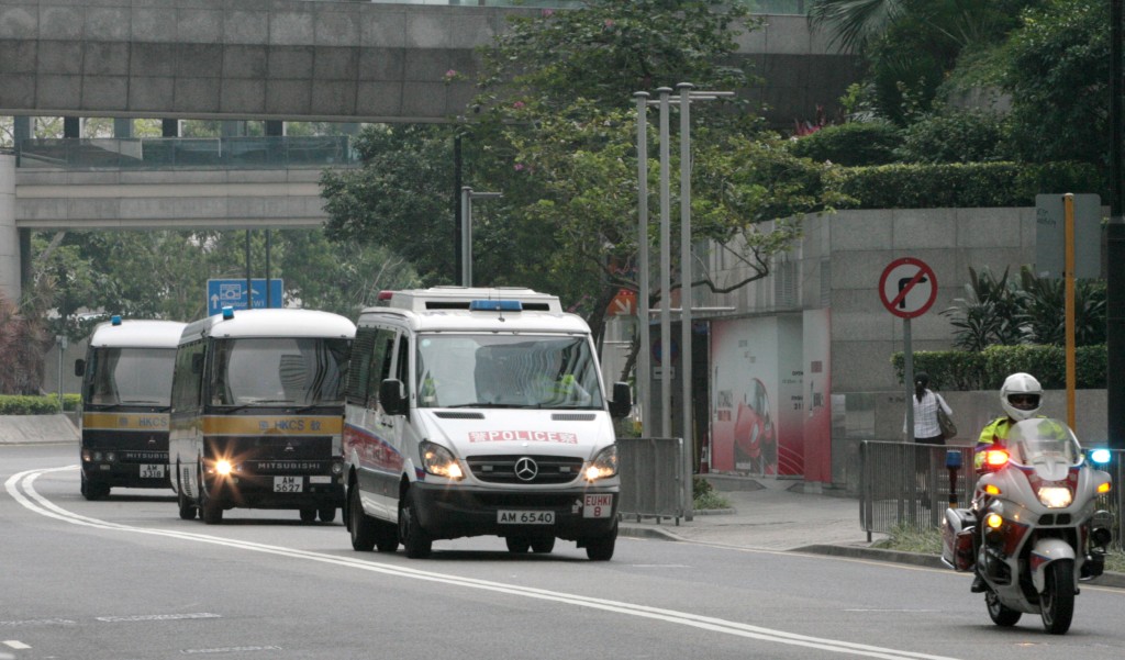 2010年季炳雄由警車及懲教署車輛押解上庭。資料圖片