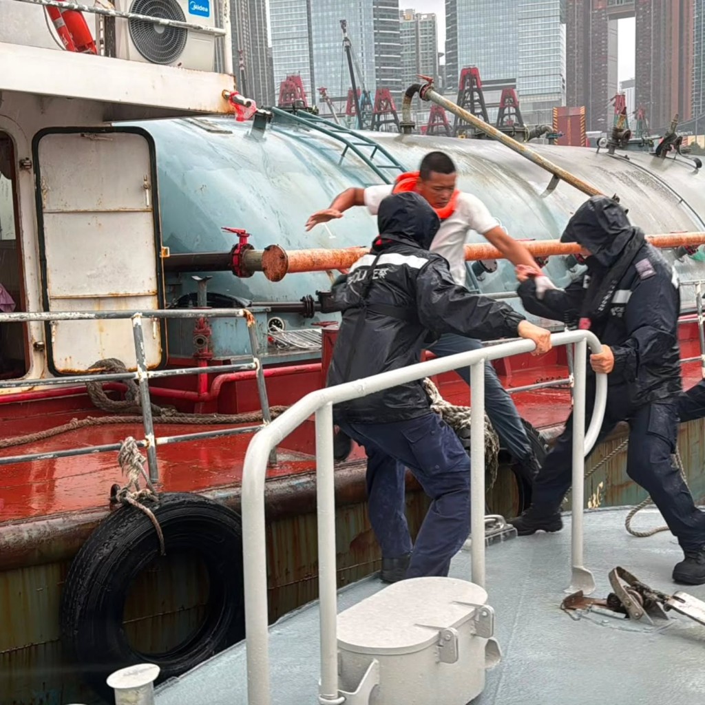 3名遇險受困的貨船船員安全登上水警輪。香港水警Instagram圖片 3名遇險受困的貨船船員安全登上水警輪。香港水警Instagram圖片
