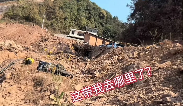 女鐵騎士在雲南意外飛落山的影片火爆全球網絡,成為網民惡搞題材。 女鐵騎士在雲南意外飛落山的影片火爆全球網絡,成為網民惡搞題材。