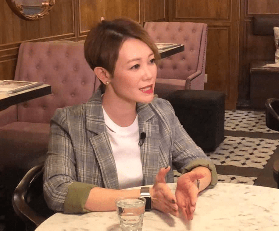 何慕詩(Cynthia Ho)原本是亞視女藝人,後來投身性治療行業,做了將近12年,為情侶們解決性問題。 何慕詩(Cynthia Ho)原本是亞視女藝人,後來投身性治療行業,做了將近12年,為情侶們解決性問題。