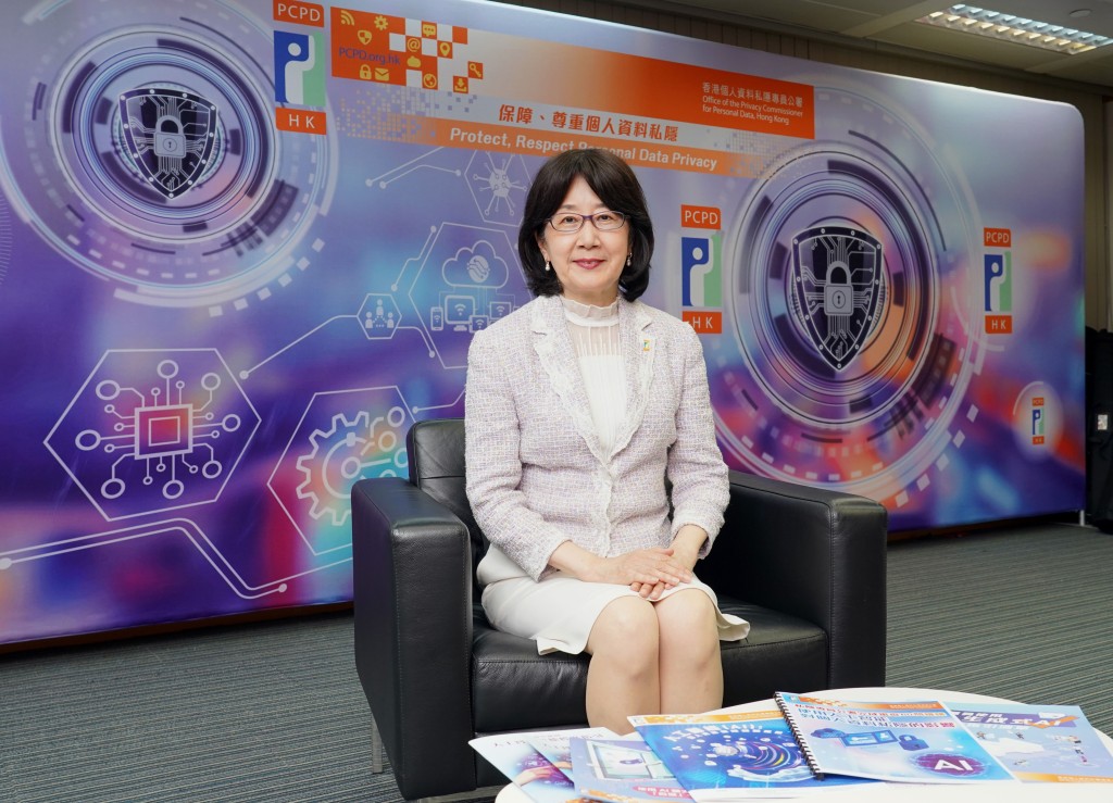  鍾麗玲表示,私隱署本月將舉行今年度旗艦活動「關注私隱週2025」,將以AI安全為主題,透過一系列推廣活動。 鍾麗玲表示,私隱署本月將舉行今年度旗艦活動「關注私隱週2025」,將以AI安全為主題,透過一系列推廣活動。
