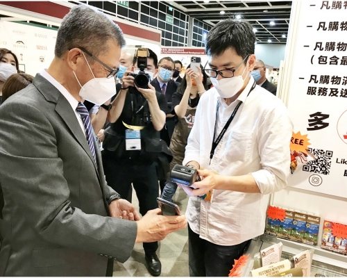 陳茂波(左)指政府正全方位推進電子消費券計畫。網圖