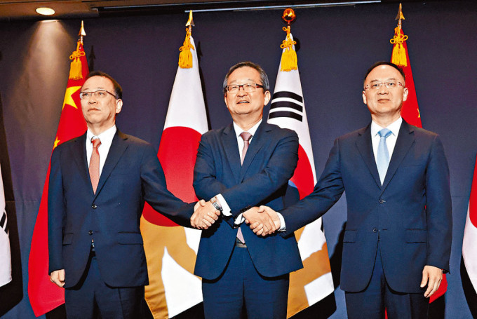 传中日韩峰会争取年底复办。图为外交部部长助理农融（右）早前与日韩官员在首尔开会。
