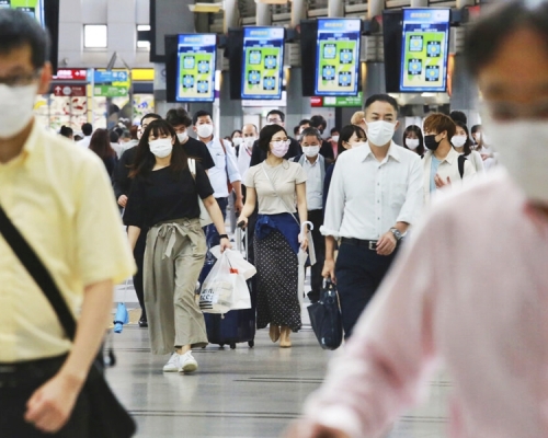 日本預料將延長19個都道府縣的緊急事態宣言至本月30日。AP圖片