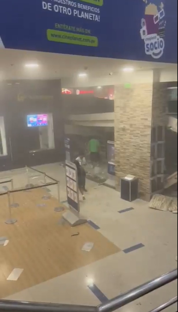 网民拍摄影片显示,商场内掀起尘雾。 X 网民拍摄影片显示,商场内掀起尘雾。 X