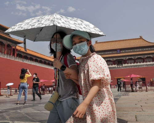 北京明日零時起將市內突發公共衛生事件應急響應級別下降至三級。AP資料圖片