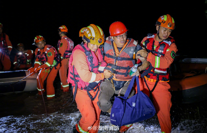 消防和武警到现场疏散民众。