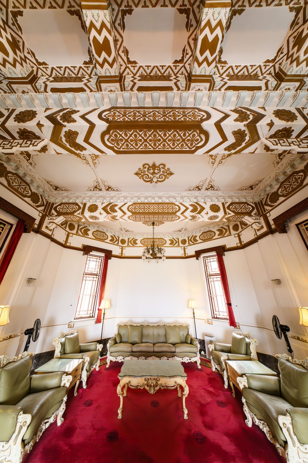 圖示大宅內的中式飯廳。甯漢豪網誌