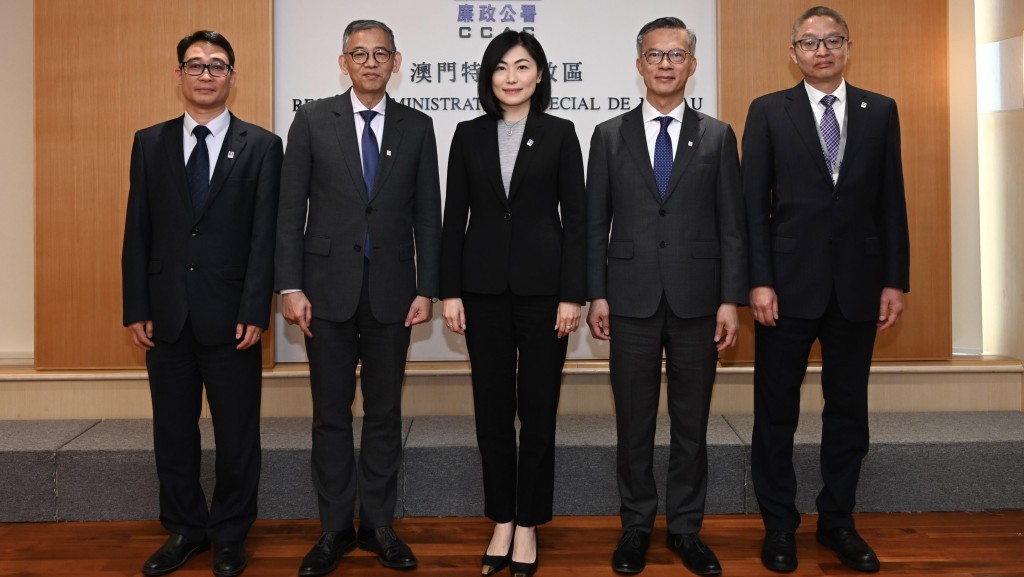 廉政專員胡英明(左二)與澳門特別行政區廉政專員歐陽湘(中)會面。廉署提供