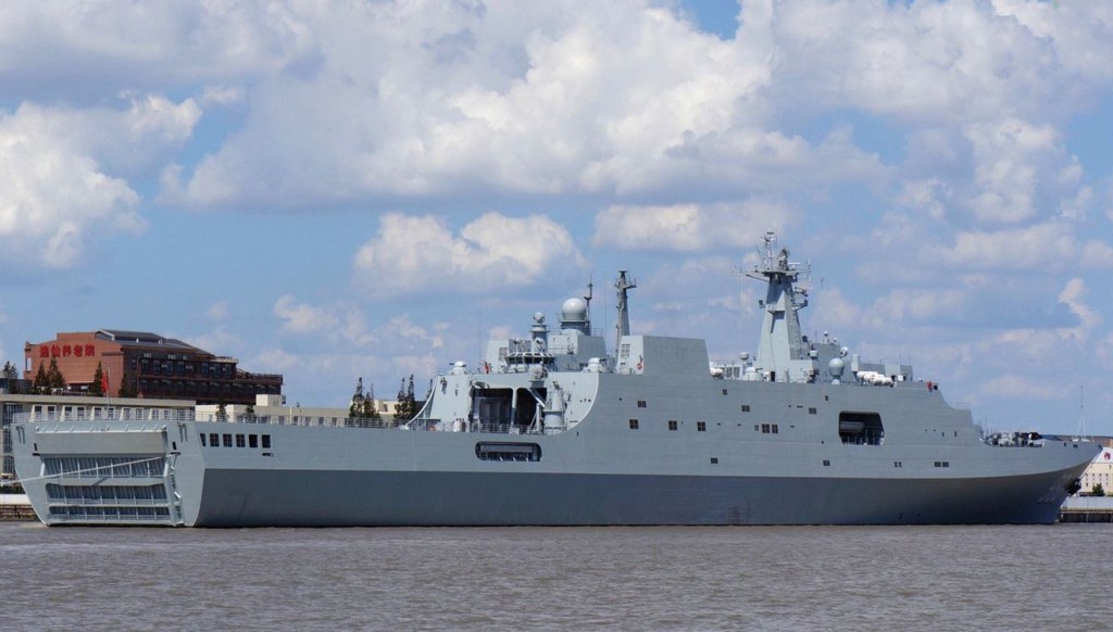 071型船坞登陆舰是内地自行设计建造的最大两栖战舰。网络图片