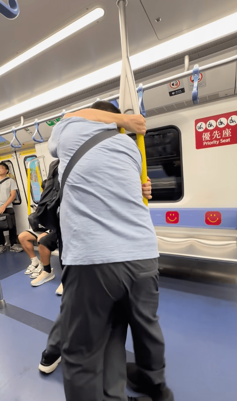 雙方在車廂內猛烈纏鬥,一度扭作一團,難分難解。 雙方在車廂內猛烈纏鬥,一度扭作一團,難分難解。