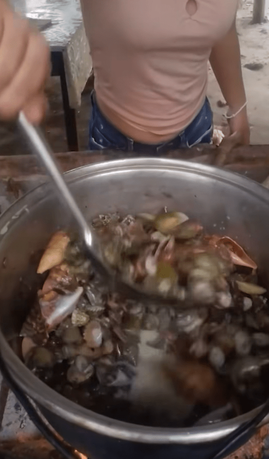 其後更以椰奶烹煮成海鮮雜鍋料理。