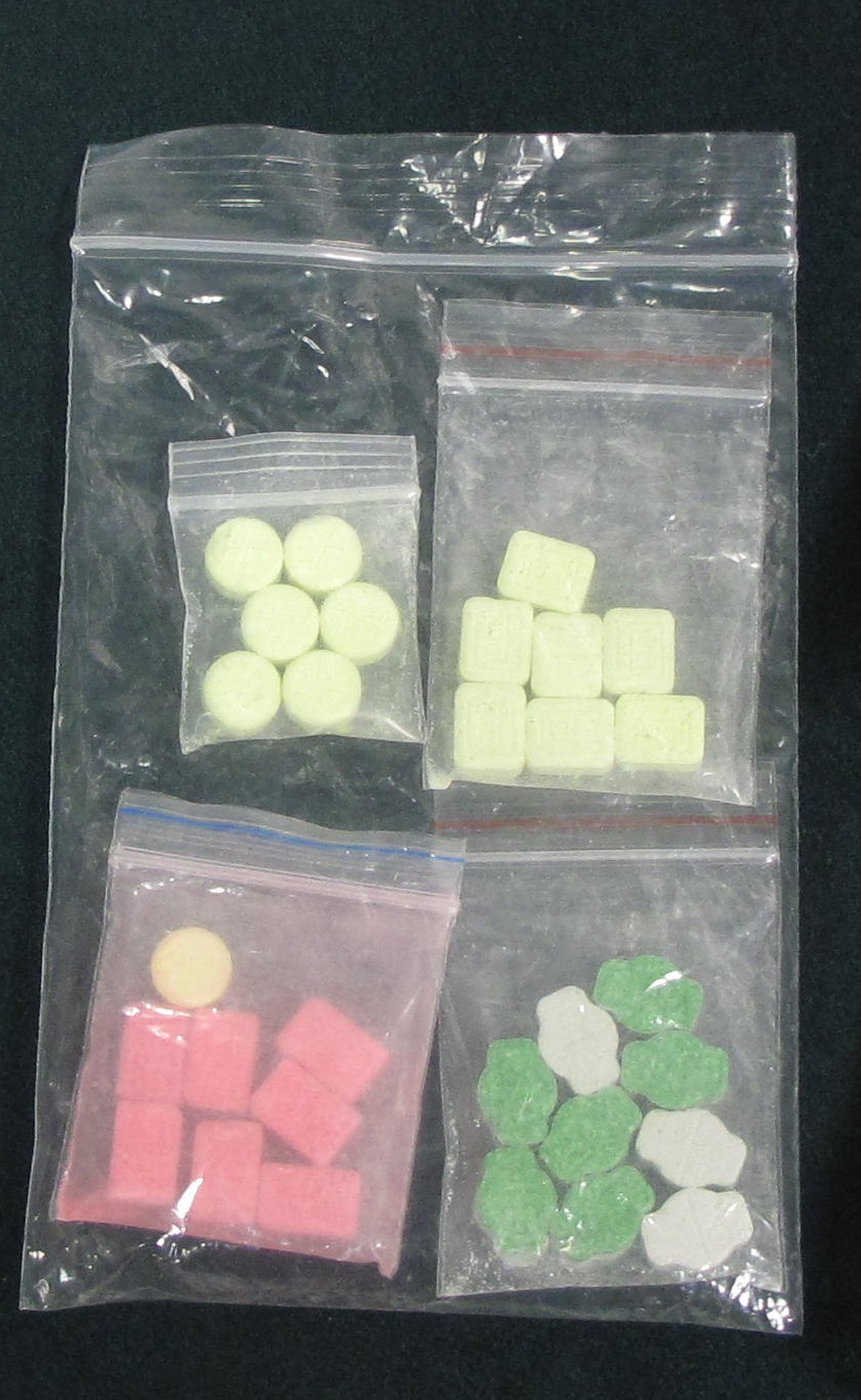 部分檢獲分拆成小包的懷疑搖頭丸。