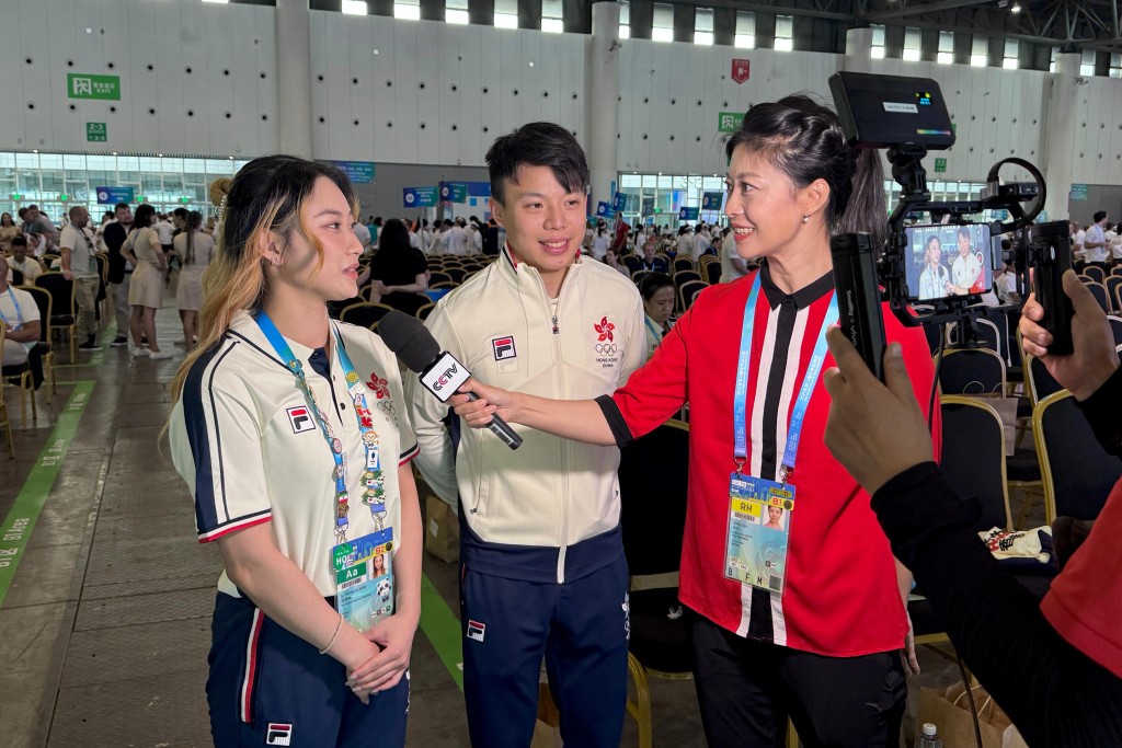 港隊開幕禮持旗手劉子均和沈曉榆接受訪問。相片由港協暨奧委會提供