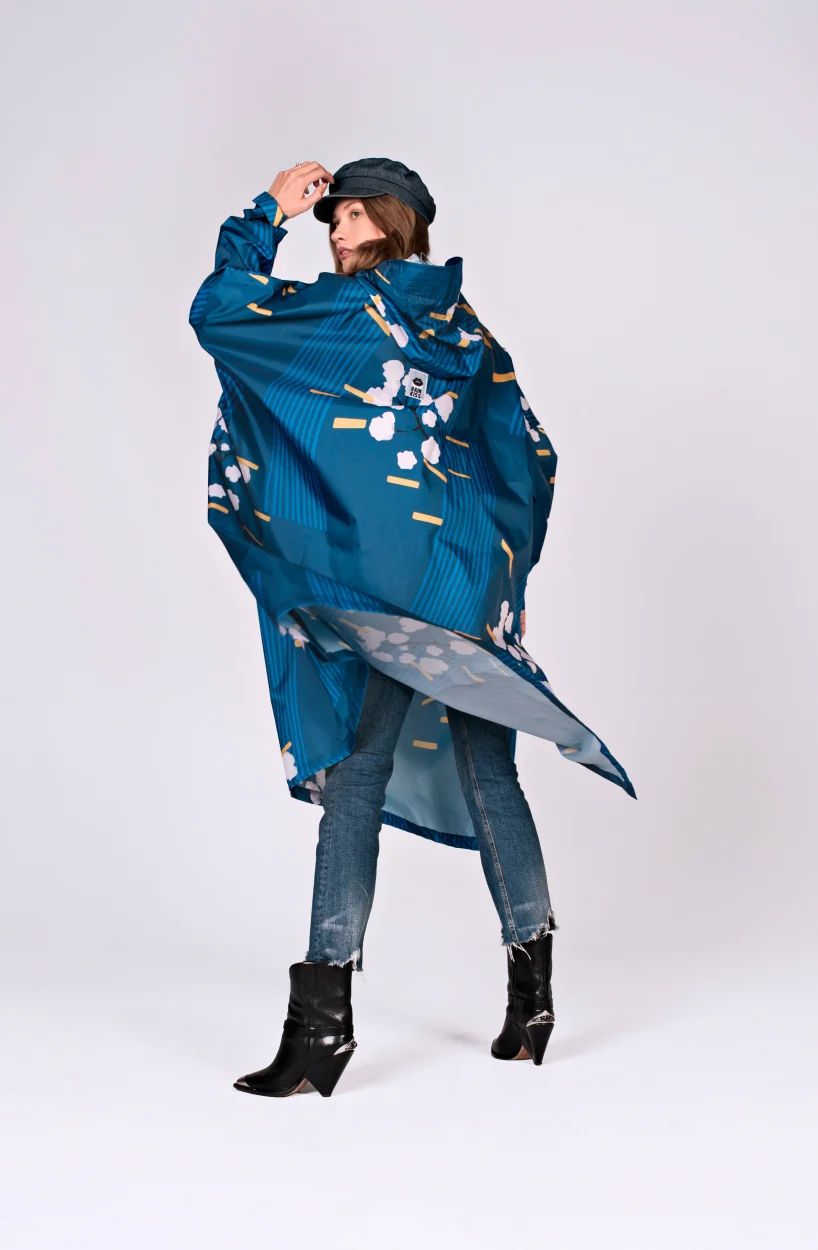 RainKiss中性（男女皆宜）日本櫻花印花雨衣/原價$699、特價$564.4/永安百貨。