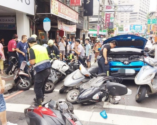 10輛電單車遭撞跌。網上圖片