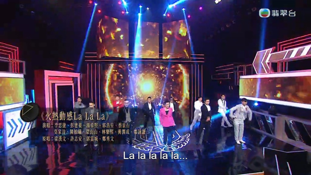 李思捷与8位队员唱歌为节目打头阵。