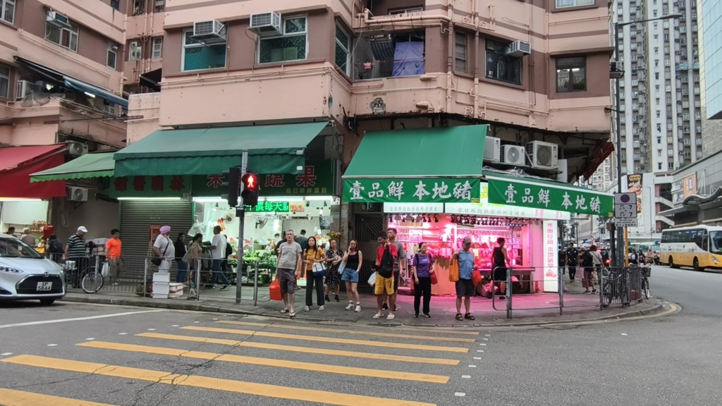 一名15歲青年從高處墮下。徐裕民攝