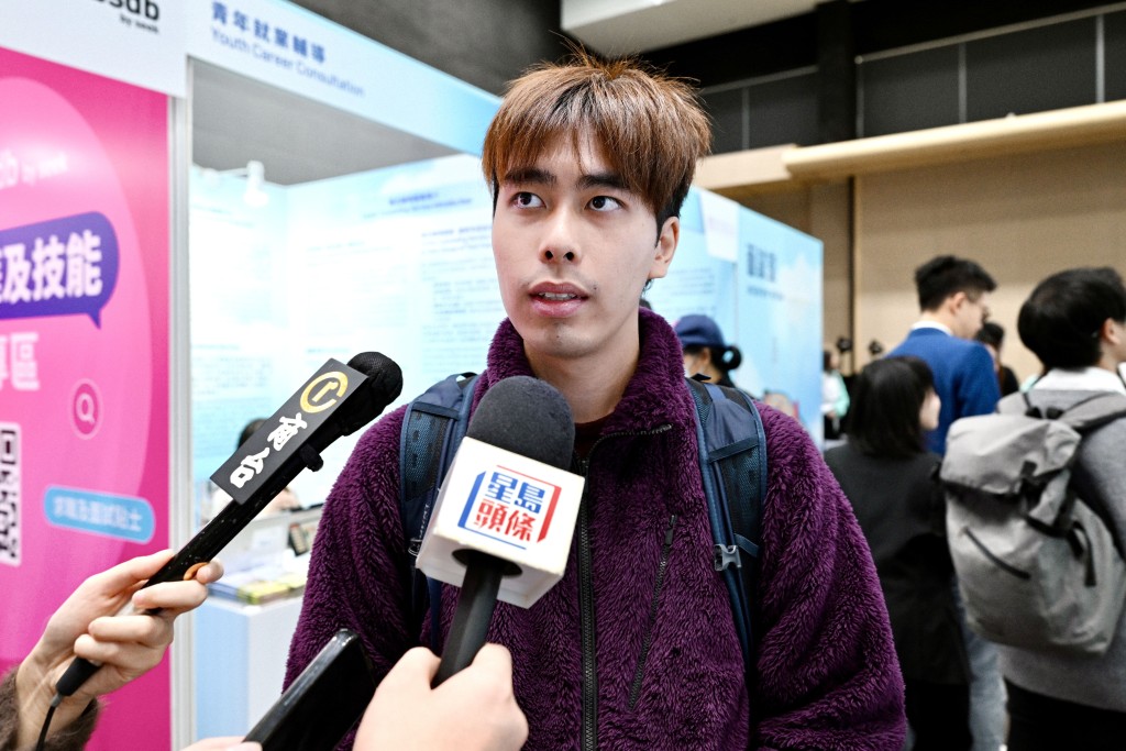 26歲的曉嵐本身任職救身員，但認為救生員工時較長欲轉行。