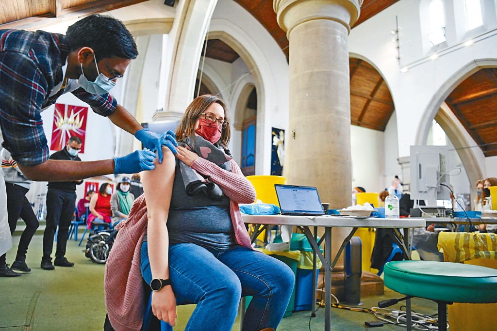去年十二月，一名女子在西倫敦接種莫德納疫苗加強劑。