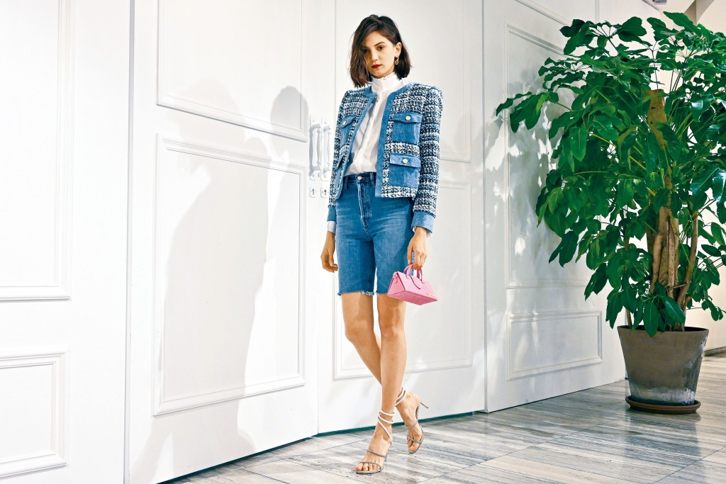 Frame Denim白色上衣/$2,350、alice+olivia牛仔拼呢絨外套/$5,150、Agolde牛仔短褲/$1,450、René Caovilla搭帶高跟涼鞋/$10,200、Jacquemus粉紅色手袋/$4,545、Philippe Audibert耳環/$1,200。(All From Lane Crawford)