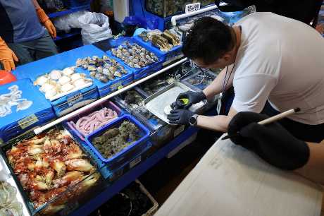 南韩加强抽验海产。路透社