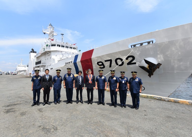 远藤和也（右五）参观停靠马尼拉码头的大型巡逻船。