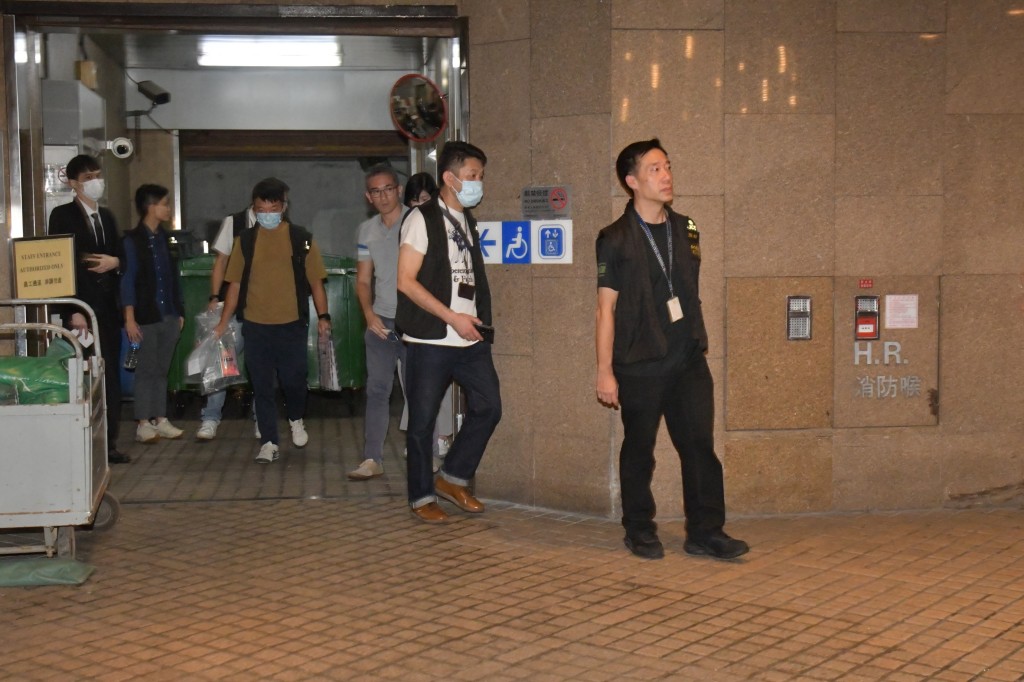 行动由西九龙总区刑事部警司锺雅伦（右）带队。