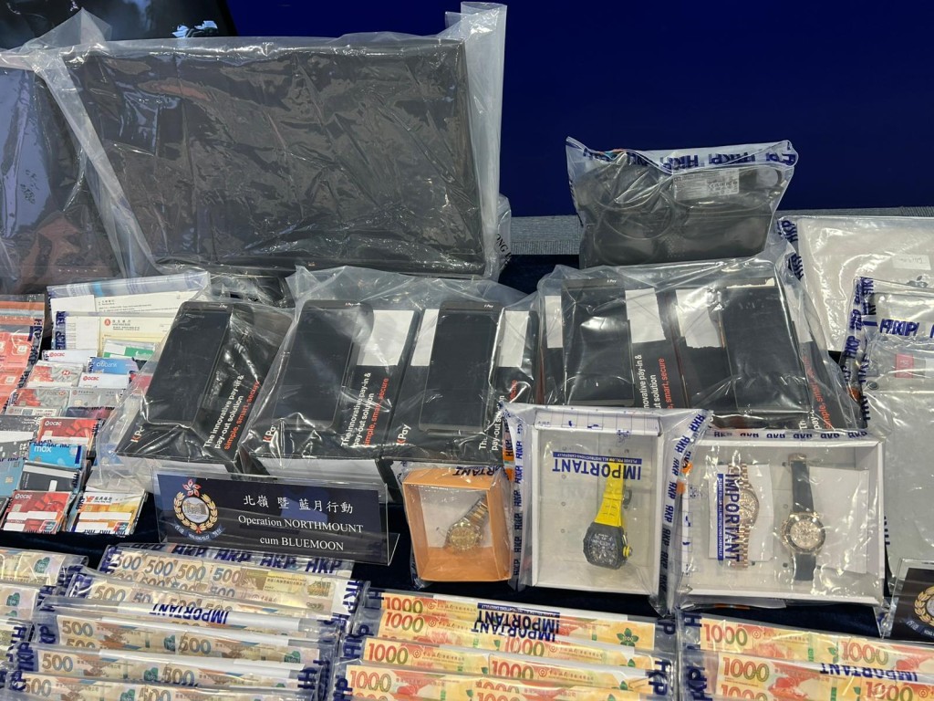 警方展示證物。 警方展示證物。