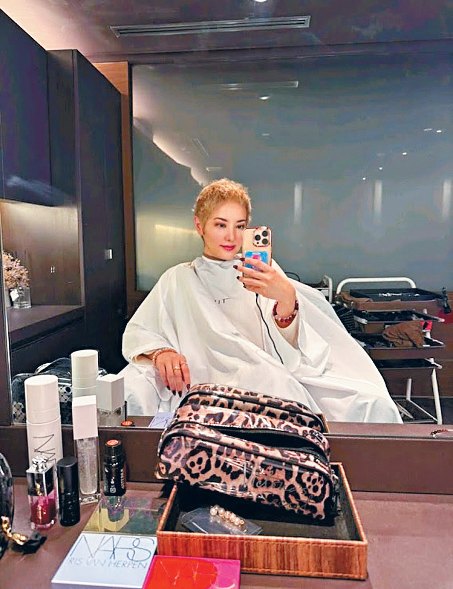 希良梨日前上載染髮扮靚的照片，坦言已很久沒有這樣大笑過。