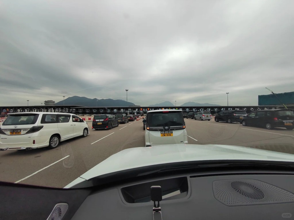 他深刻的電影是《烈火戰車》，故行程當中會安排到鹿頸「跑山」。