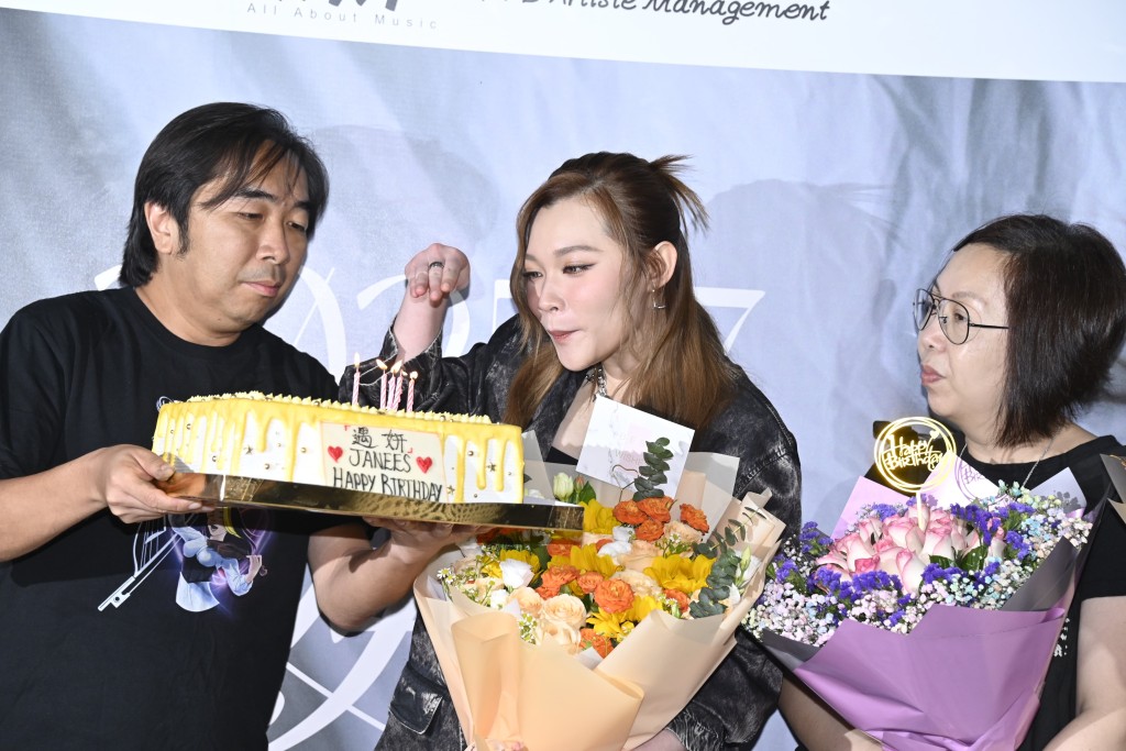 6月26日是Janees 的28歲生日,大會還送上蛋糕為她預祝生日。 6月26日是Janees 的28歲生日,大會還送上蛋糕為她預祝生日。