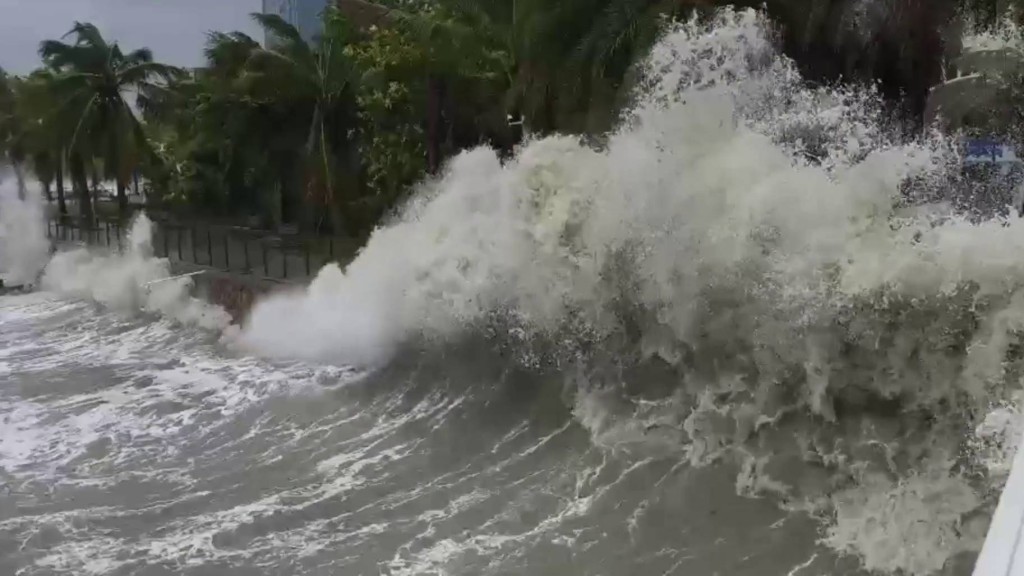 海南現十級大風,海浪達3米高。