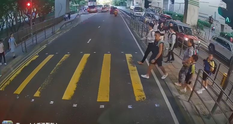 行人踏出馬路。fb車cam L（香港群組）Kitty Chau影片截圖