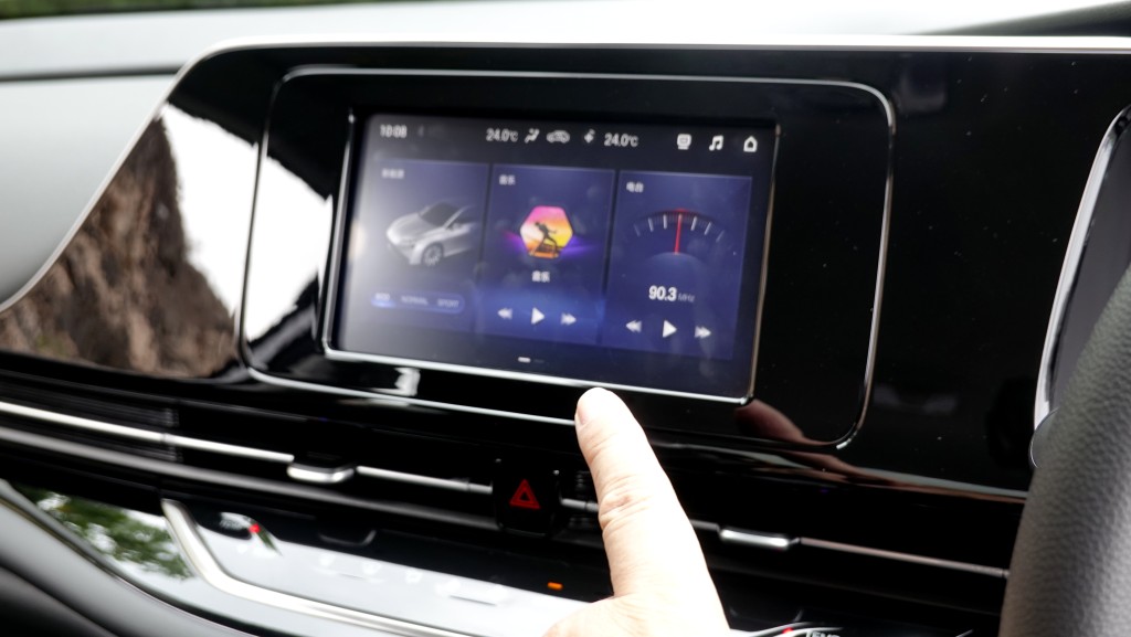 入门纯电动房车AION ES香港试驾：中控台8寸触屏内附多媒体系统。