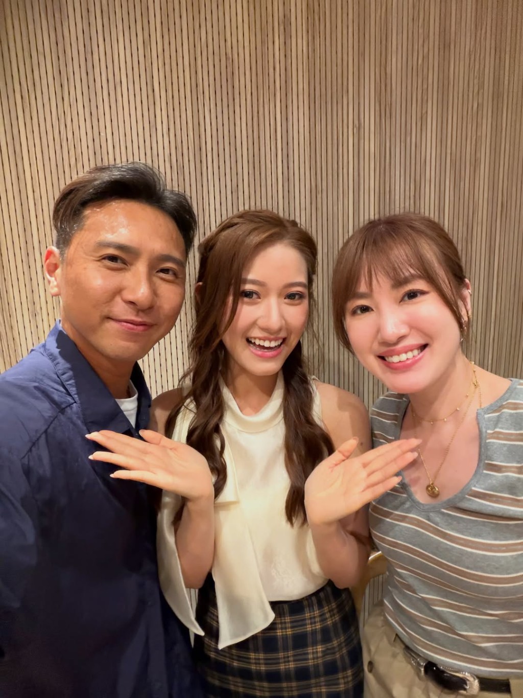 李澤欣與黃子恒和蔣家合照。