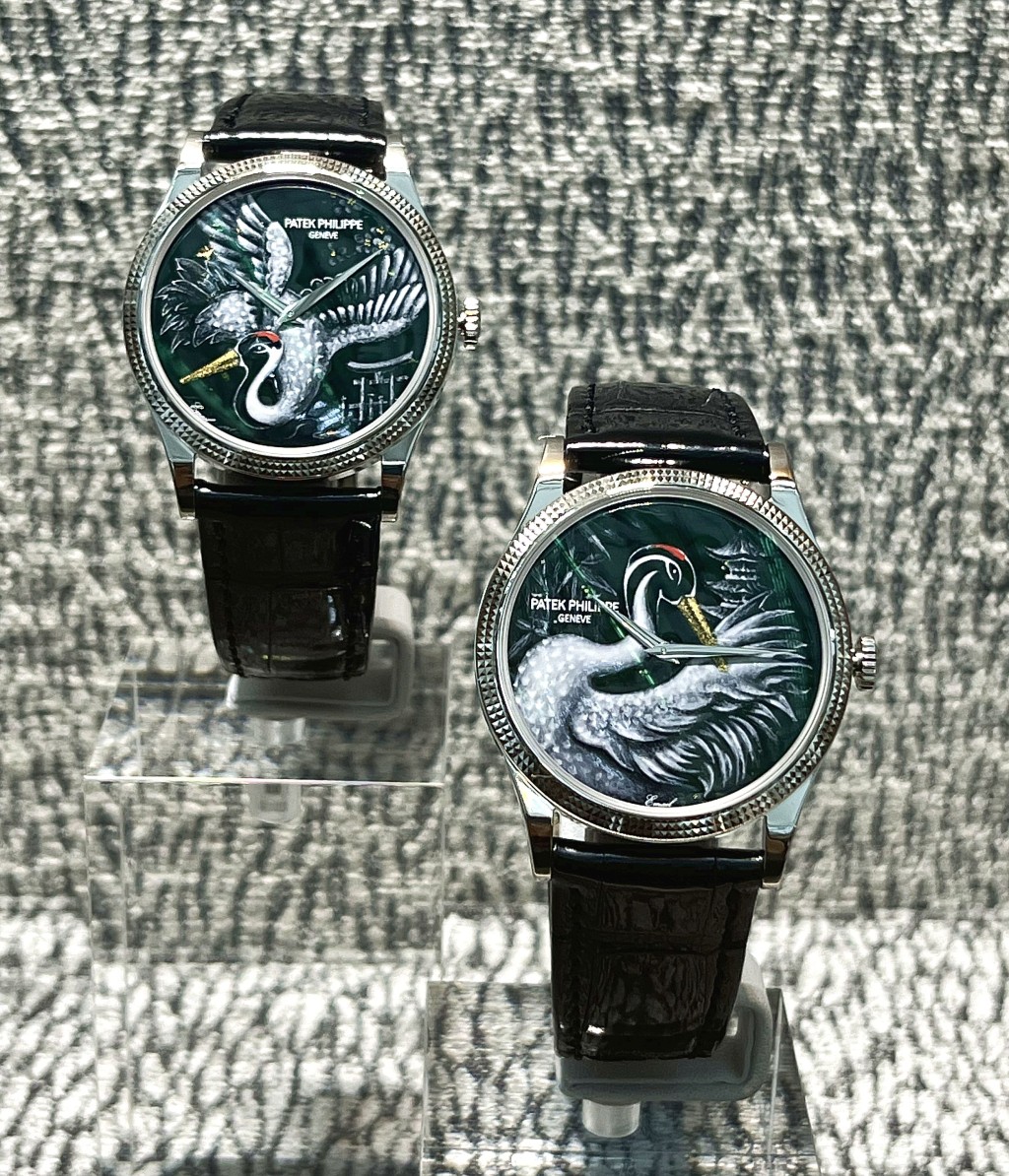 《丹頂鶴》是幸運之鳥，是平和、幸運、長壽的象徵，此兩枚作品配以鱷魚皮表帶，增添多一分剛陽味。