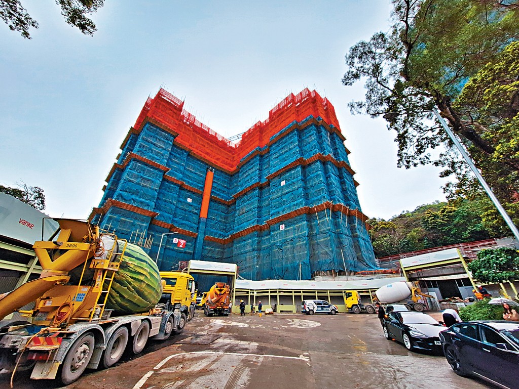 萬科香港大埔上然第二期暫收約8200票，對比周六開售的128伙超額63倍。