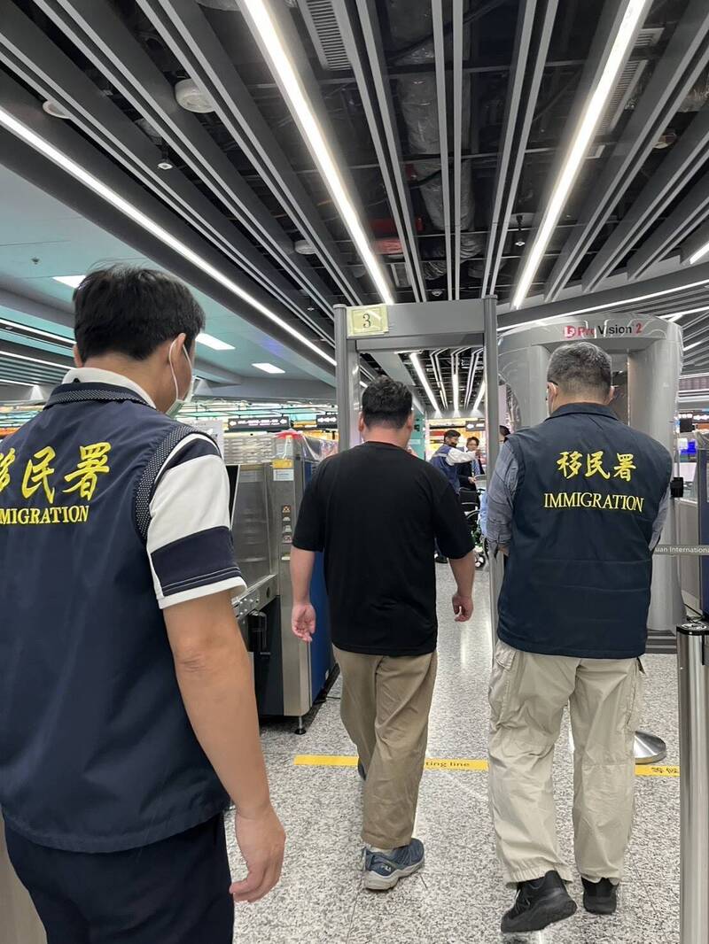 2名日籍男子在台北西門町揚起五星旗,高喊「台灣是中國的」被驅逐出境。台灣移民署 2名日籍男子在台北西門町揚起五星旗,高喊「台灣是中國的」被驅逐出境。台灣移民署