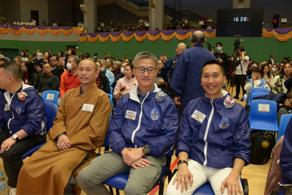 泉州少林寺常定方丈(左)、警務處處長蕭澤頤(中)、香港警察中國武術會會長余富強(右)出席典禮。