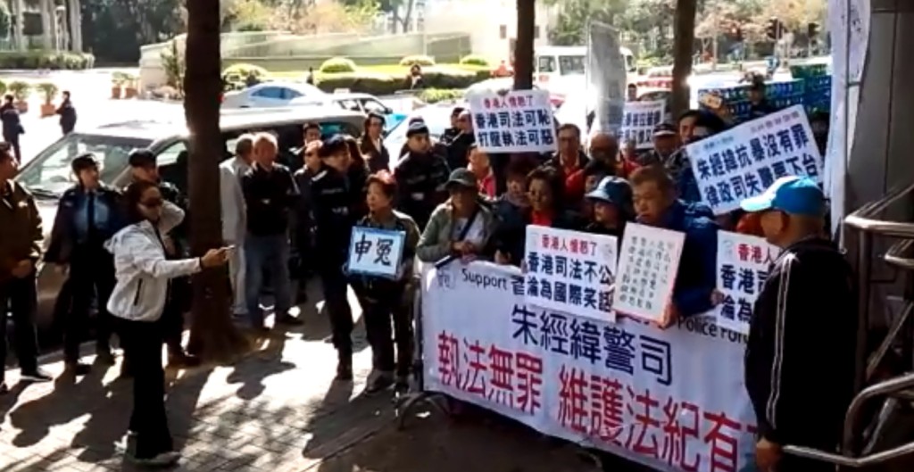 支持者當日在庭外呼喊口號。資料圖片