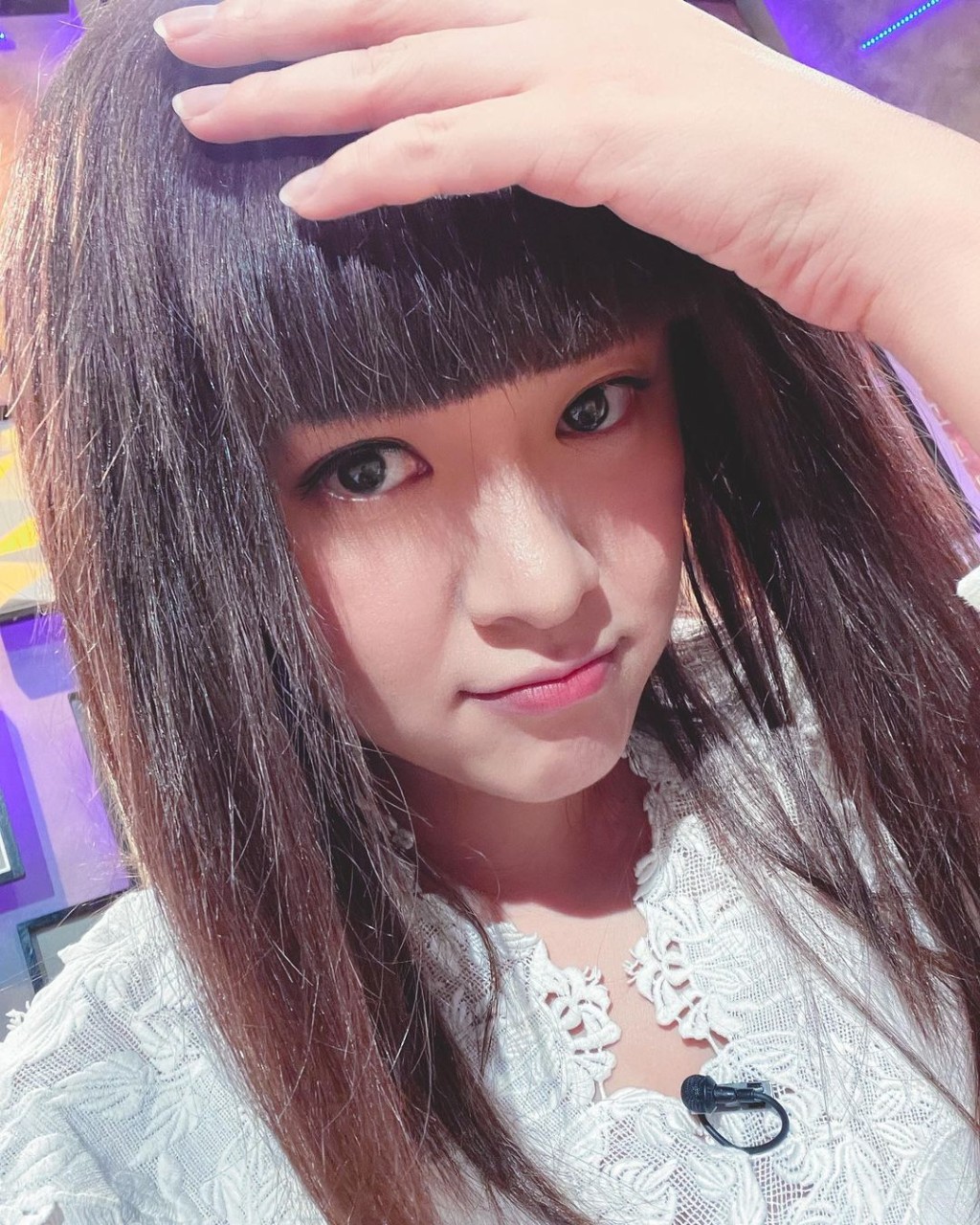 用手按住瀏海頭。