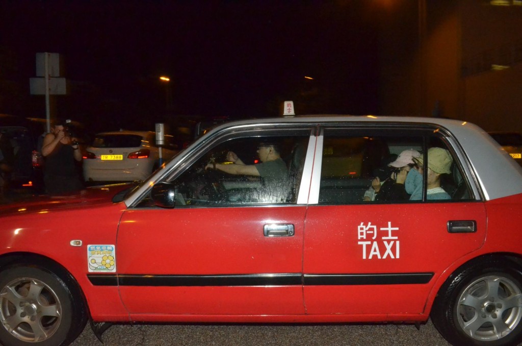 被困的內地客乘坐的士離開。李子平攝