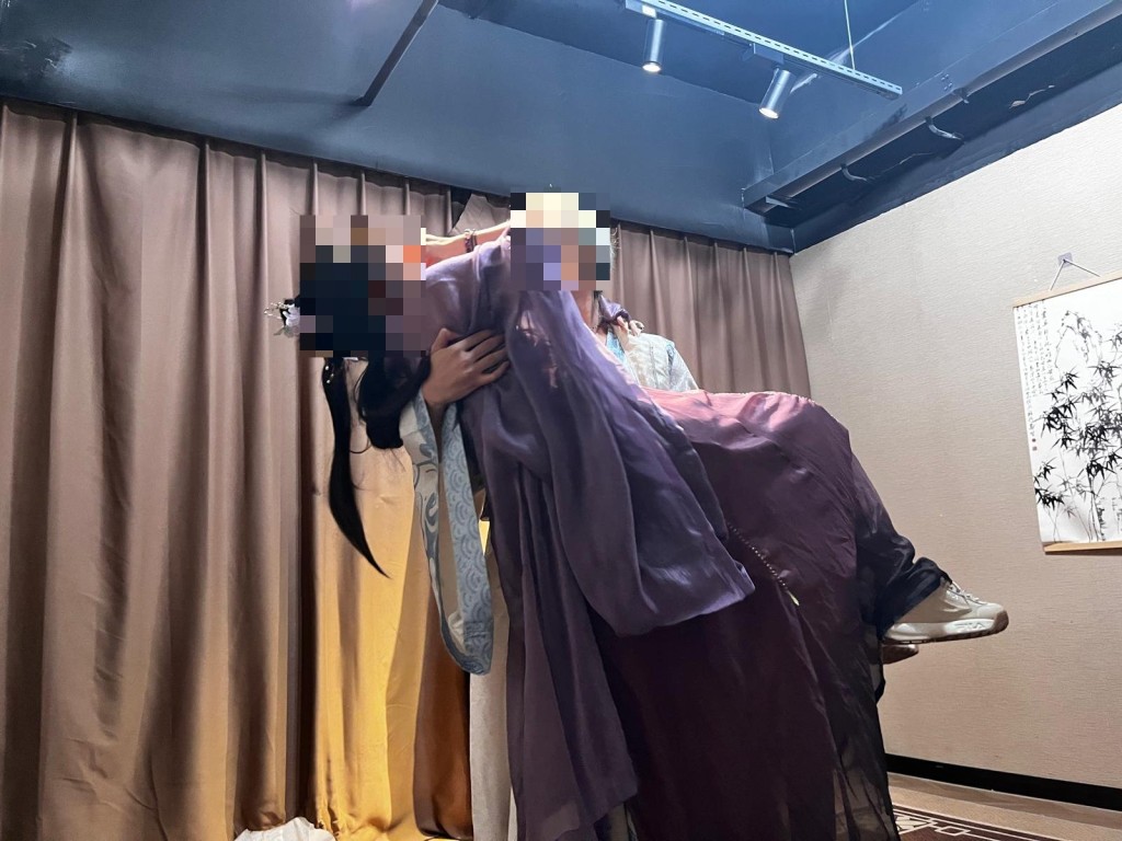 「戀陪」演變成牽手、公主抱、坐大腿等行為。受訪者提供 「戀陪」演變成牽手、公主抱、坐大腿等行為。受訪者提供