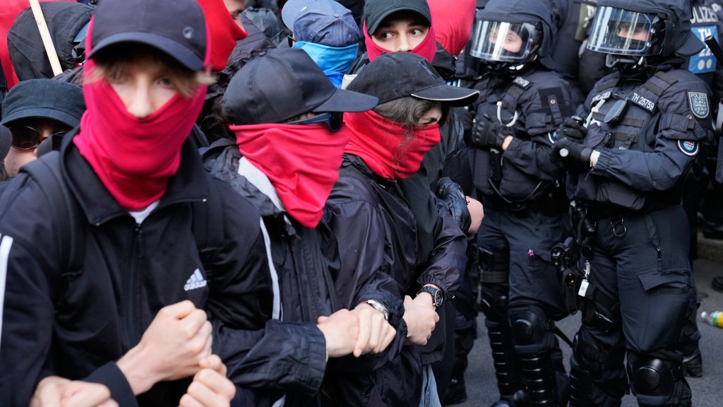 示者威者在艾福特封路阻「另類選擇黨」（AfD）開黨大會。 美聯社