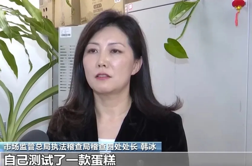 市监局人员「放蛇」测试买了一款蛋糕。央视截图