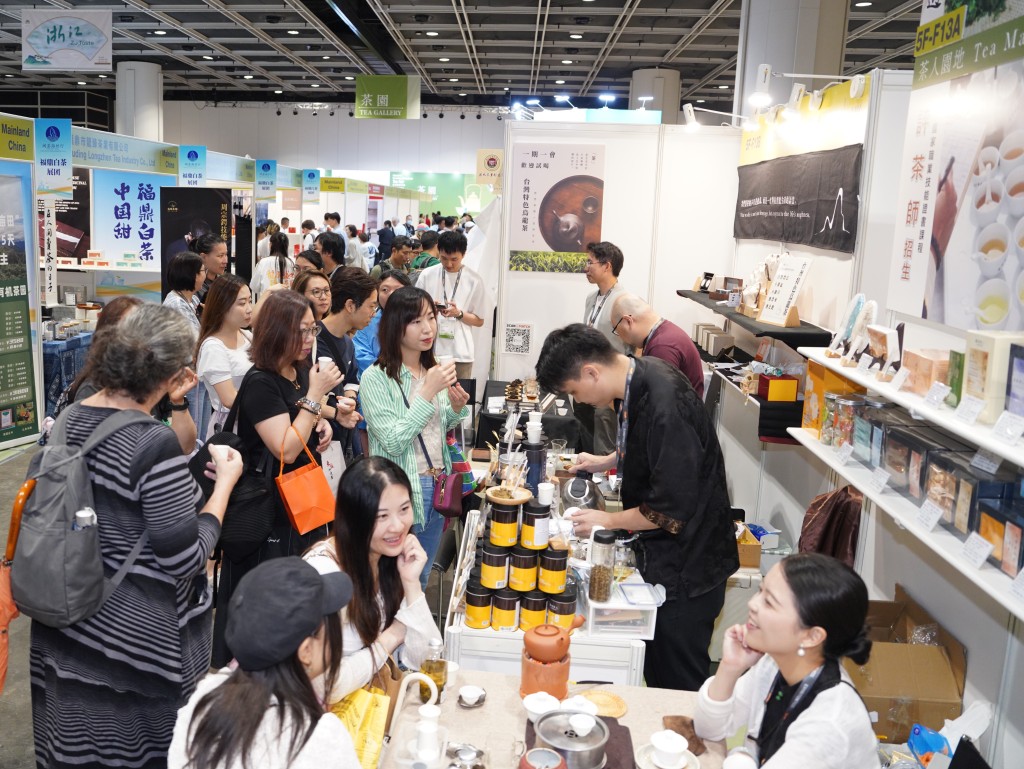 香港國際茶展首度一連三天向公眾開放，吸引不少市民進場品茗。